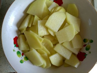 4、土豆片干豆腐烧鸡翅根,用清水洗去淀粉