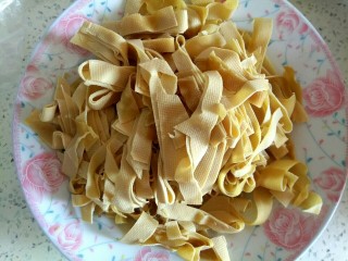 5、土豆片干豆腐烧鸡翅根,干豆腐切丝