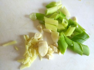 6、土豆片干豆腐烧鸡翅根,葱切小段，蒜切片，姜切碎