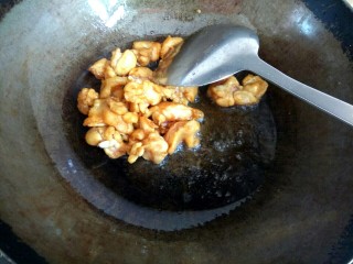 7、土豆片干豆腐烧鸡翅根,锅中放入适量植物油，放入鸡肉翻炒至变白