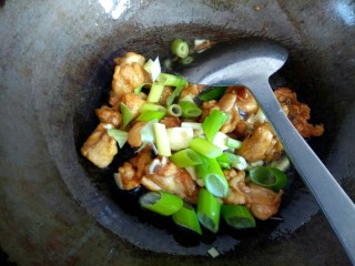 8、土豆片干豆腐烧鸡翅根,放入葱姜蒜翻炒