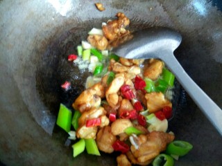 9、土豆片干豆腐烧鸡翅根,放入干红辣椒翻炒