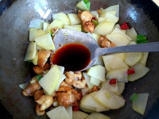 11、土豆片干豆腐烧鸡翅根,加入两勺生抽