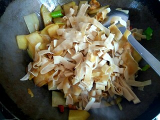 12、土豆片干豆腐烧鸡翅根,加入干豆腐丝翻炒