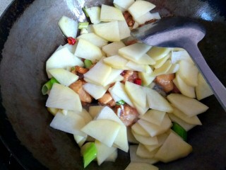 10、土豆片干豆腐烧鸡翅根,放入土豆片翻炒至透明