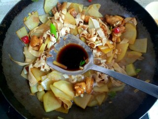 13、土豆片干豆腐烧鸡翅根,加入适量醋翻炒