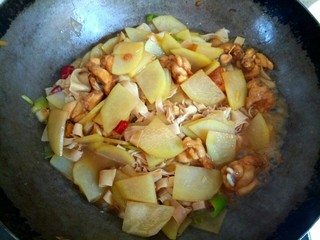 14、土豆片干豆腐烧鸡翅根,加入少量清水，适量盐，大火烧开