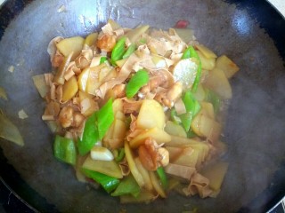 16、土豆片干豆腐烧鸡翅根,大火翻炒均匀关火
