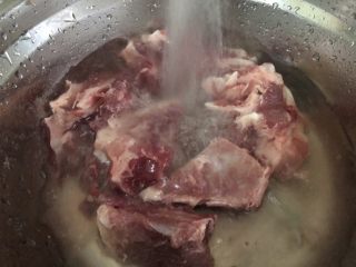 2、山药猪骨汤,骨头清洗一下