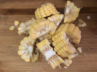 4、山药猪骨汤,玉米洗洗切小块