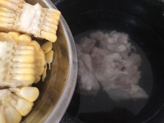 5、山药猪骨汤,加入到锅里