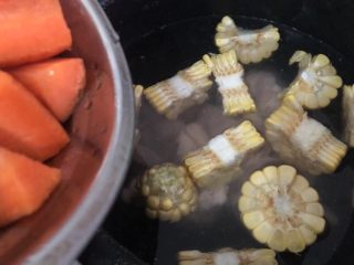 8、山药猪骨汤,也加入到锅里