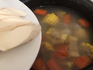 12、山药猪骨汤,加入到己煲了一个小时的汤锅里再煮半小时