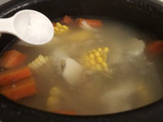 13、山药猪骨汤,快出锅之前加入适量盐搅匀