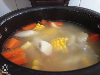 14、山药猪骨汤,美味的山药猪骨汤就完成了。加了玉米红萝卜特别清甜。