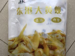 1、花蛤豆腐汤,买的是现成的去壳清洗干净的大花蛤肉，只需解冻即可烹饪。