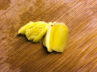 2、花蛤豆腐汤,姜切片。