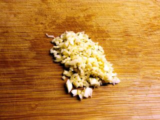 3、花蛤豆腐汤,剁蒜蓉。