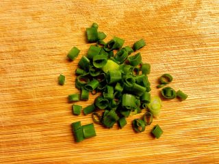 4、花蛤豆腐汤,切葱花。