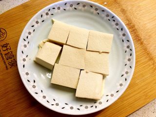 5、花蛤豆腐汤,豆腐切小块。