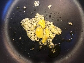 6、花蛤豆腐汤,热锅下油，爆香姜片蒜蓉。