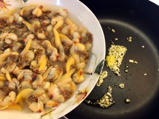 7、花蛤豆腐汤,加入带汁的花蛤肉。