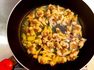 8、花蛤豆腐汤,翻炒均匀。