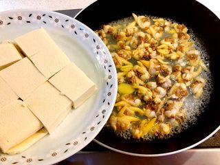 9、花蛤豆腐汤,加入豆腐块。