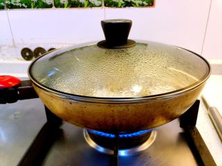 11、花蛤豆腐汤,加盖焖2-3分钟。