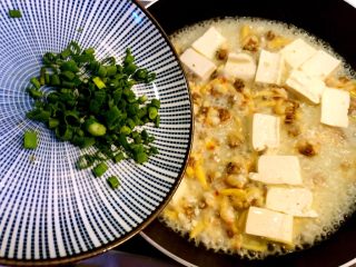 12、花蛤豆腐汤,起锅前撒入葱花。