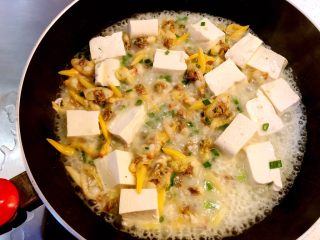 13、花蛤豆腐汤,拌匀后关火起锅。