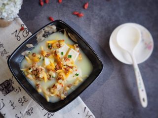 14、花蛤豆腐汤,装盘上桌。
