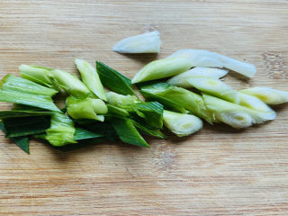 2、葱爆羊肉片,青蒜洗净滚刀切段