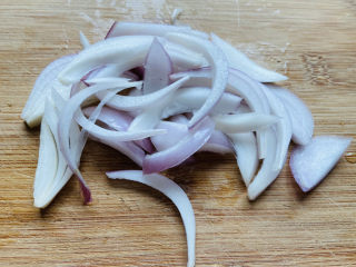 3、葱爆羊肉片,洋葱洗净切小片