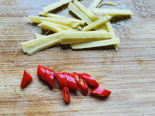 4、葱爆羊肉片,生姜洗净切丝，小米辣切小片