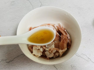 5、葱爆羊肉片,羊肉卷自然解冻后清洗干净沥干水分加入两勺料酒