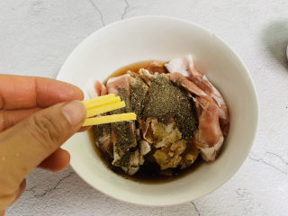 9、葱爆羊肉片,姜丝