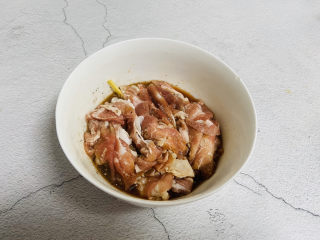 11、葱爆羊肉片,搅拌均匀腌制十分钟