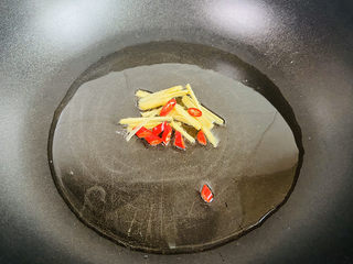 12、葱爆羊肉片,起油锅放入姜丝和小米辣爆香