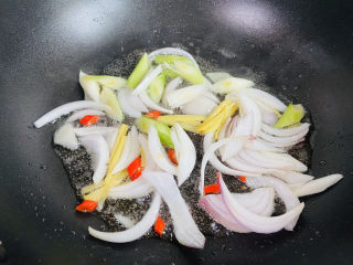 13、葱爆羊肉片,放入洋葱和青蒜大火煸炒