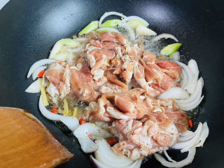 14、葱爆羊肉片,倒入腌制后的羊肉卷