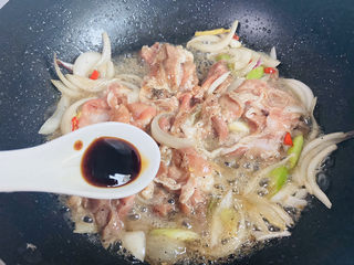 15、葱爆羊肉片,烹大火翻炒片刻，烹入一勺蚝油翻炒均匀