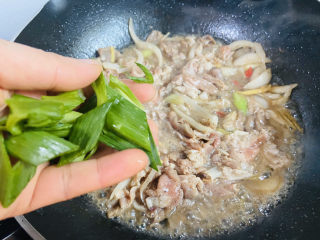 16、葱爆羊肉片,入青蒜苗