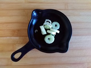 2、好吃到飘起来的田园菜拌葱油饭,大葱切片