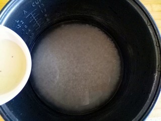 4、好吃到飘起来的田园菜拌葱油饭,倒入事先做好的葱油