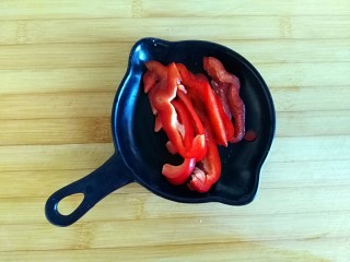 8、好吃到飘起来的田园菜拌葱油饭,彩椒切丝