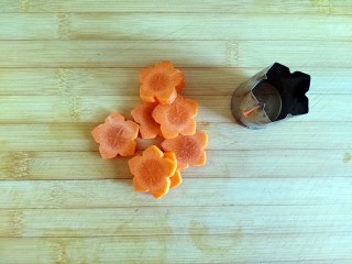 9、好吃到飘起来的田园菜拌葱油饭,胡萝卜切花刀，我用的模具，好看吧！