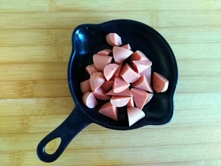 11、好吃到飘起来的田园菜拌葱油饭,火腿对半切开，然后切成三角丁