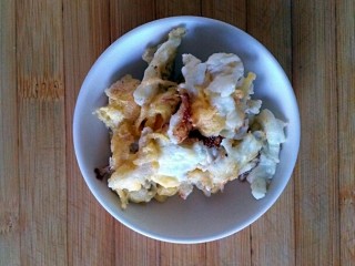 12、好吃到飘起来的田园菜拌葱油饭,鸡蛋打碎入油锅炒熟盛出待用