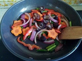 15、好吃到飘起来的田园菜拌葱油饭,倒入香菇